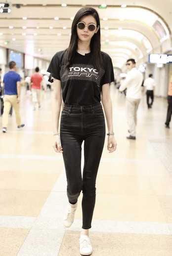 尴尬,奚梦瑶穿紧身裤大腿中间空出一条缝,刘雯