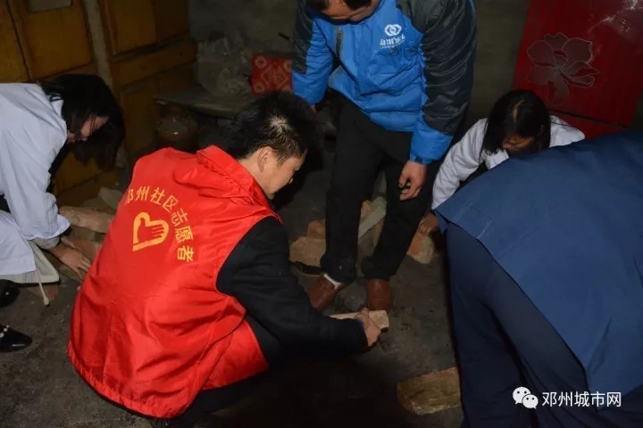 邓州社区志愿者开展关爱孤寡老人慰问活动,风