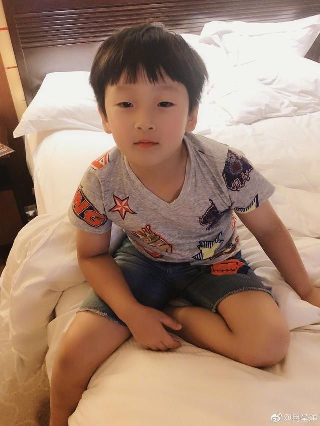 半个月不见邹市明儿子轩轩瘦出瓜子脸帅好多 果然胖子都是潜力股