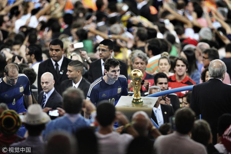 2014年7月13日，巴西里约热内卢，2014巴西世界杯决赛颁奖仪式，阿根廷球员梅西走近大力神杯。 梅西走近大力神杯，满眼的渴望与失落