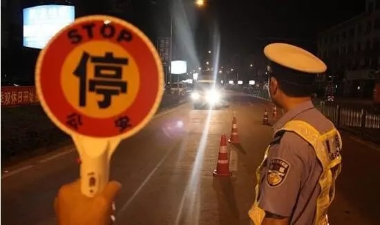 男子酒驾被查非要见媳妇 一见面就开始交代后事 男子酒驾被查非要见媳妇 一见面就开始交代后事