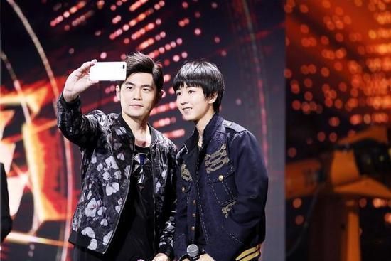 英雄联盟十周年明星表演赛|周杰伦九周年喊话王俊凯,Faker重回赛场却输了