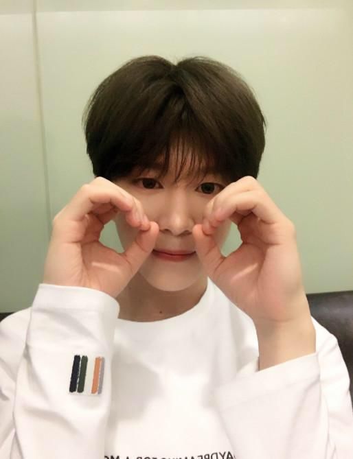 太皮了!范丞丞为Justin黄明昊按摩,却趁他不注