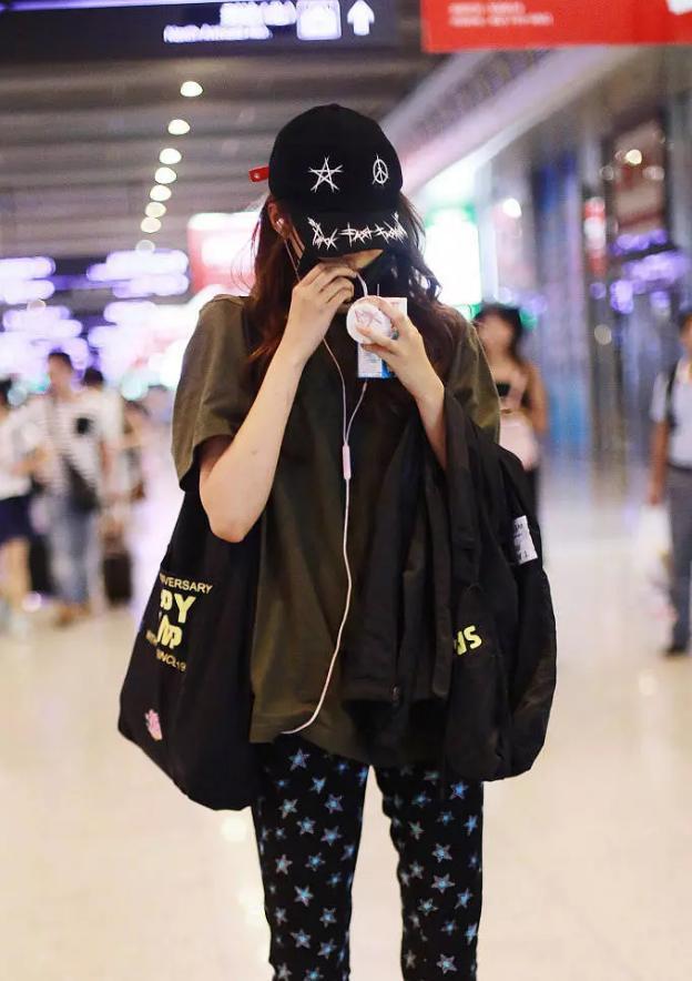 鹿晗带关晓彤去游乐园表情美滋滋,戴情侣帽所