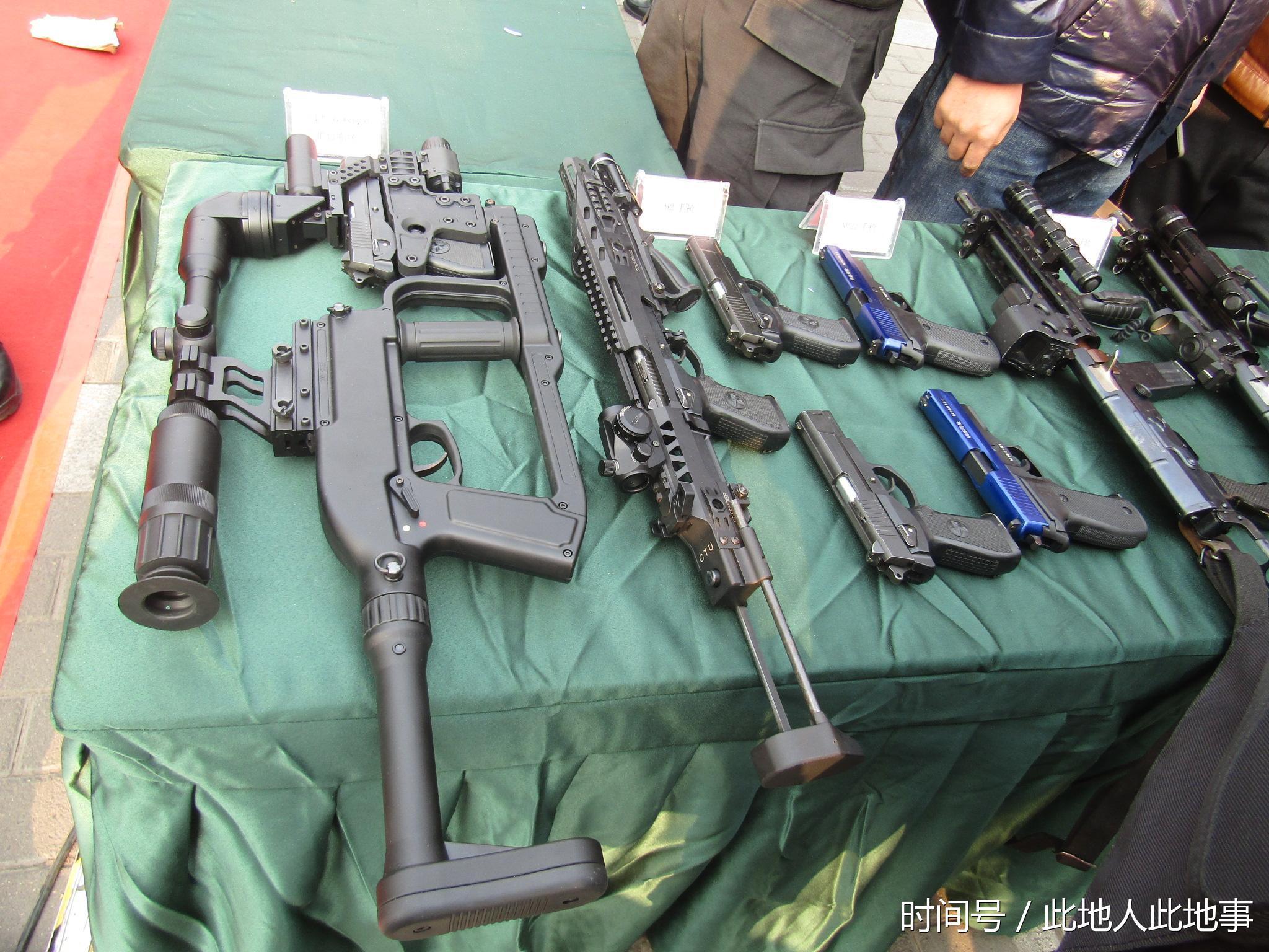 西安公安街头展出反恐新型装备 市民表示感到幸福感提高了