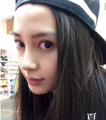 但不知道為什麼皮膚這麼好的angelababy,到了跟別人合影的時候,素顏的