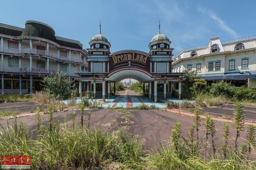 废弃十年的日本游乐园:杂草丛生似鬼城 废弃十年的日本游乐园:杂草丛生似鬼城