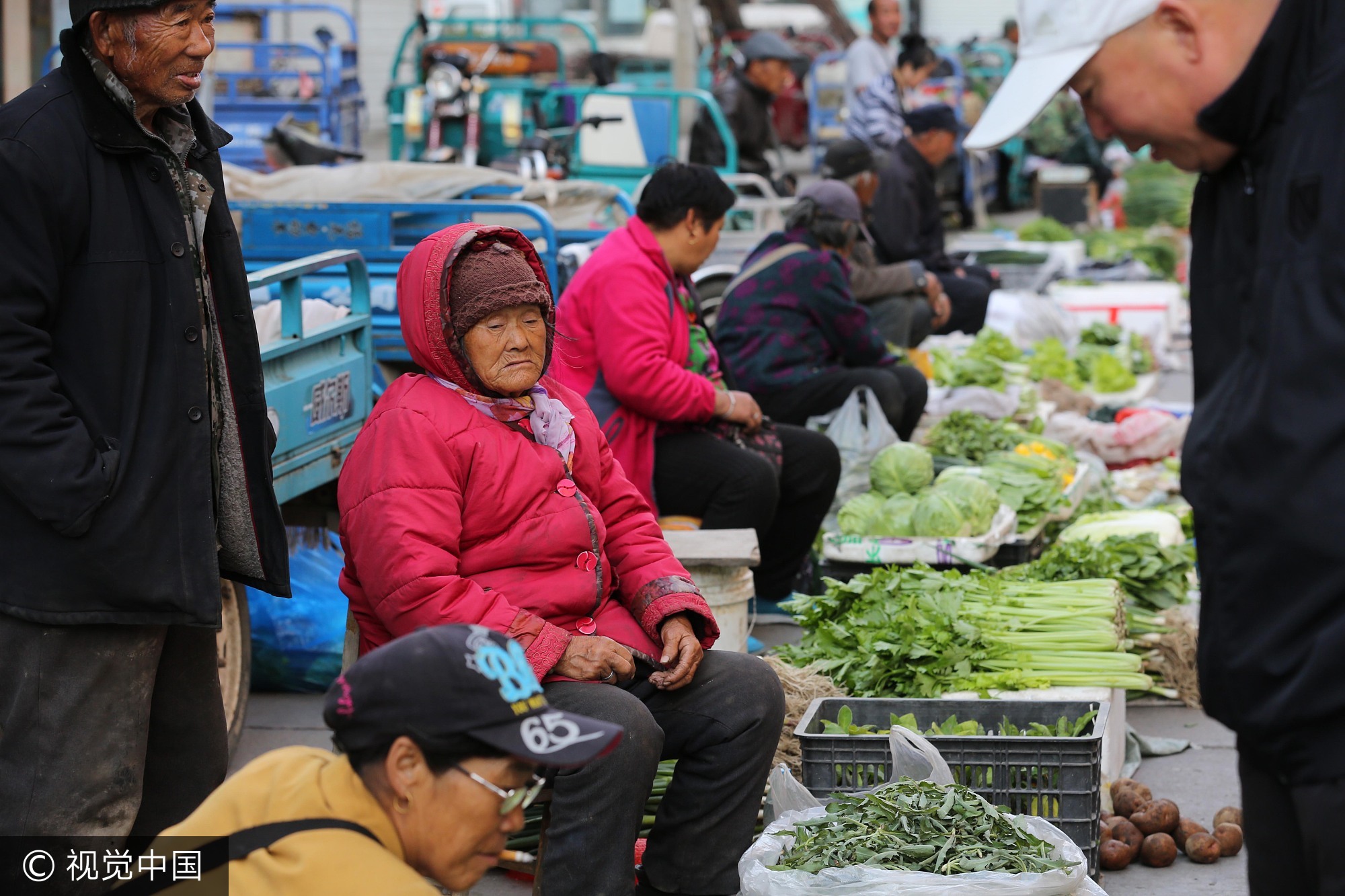 据悉,由于黑河市独特的地理位置和气候特点,虽然已经进入盛夏六月,但早晚温差相差甚大,“早穿棉衣午穿裙”成为黑河夏天一道独特的风景,一些凌晨早起经商的商贩们,为了御寒而只好穿着棉衣出来卖货,到了上午八九点钟,他们又纷纷脱下棉衣,穿着各式各样的单衣或短裤短袖卖货。