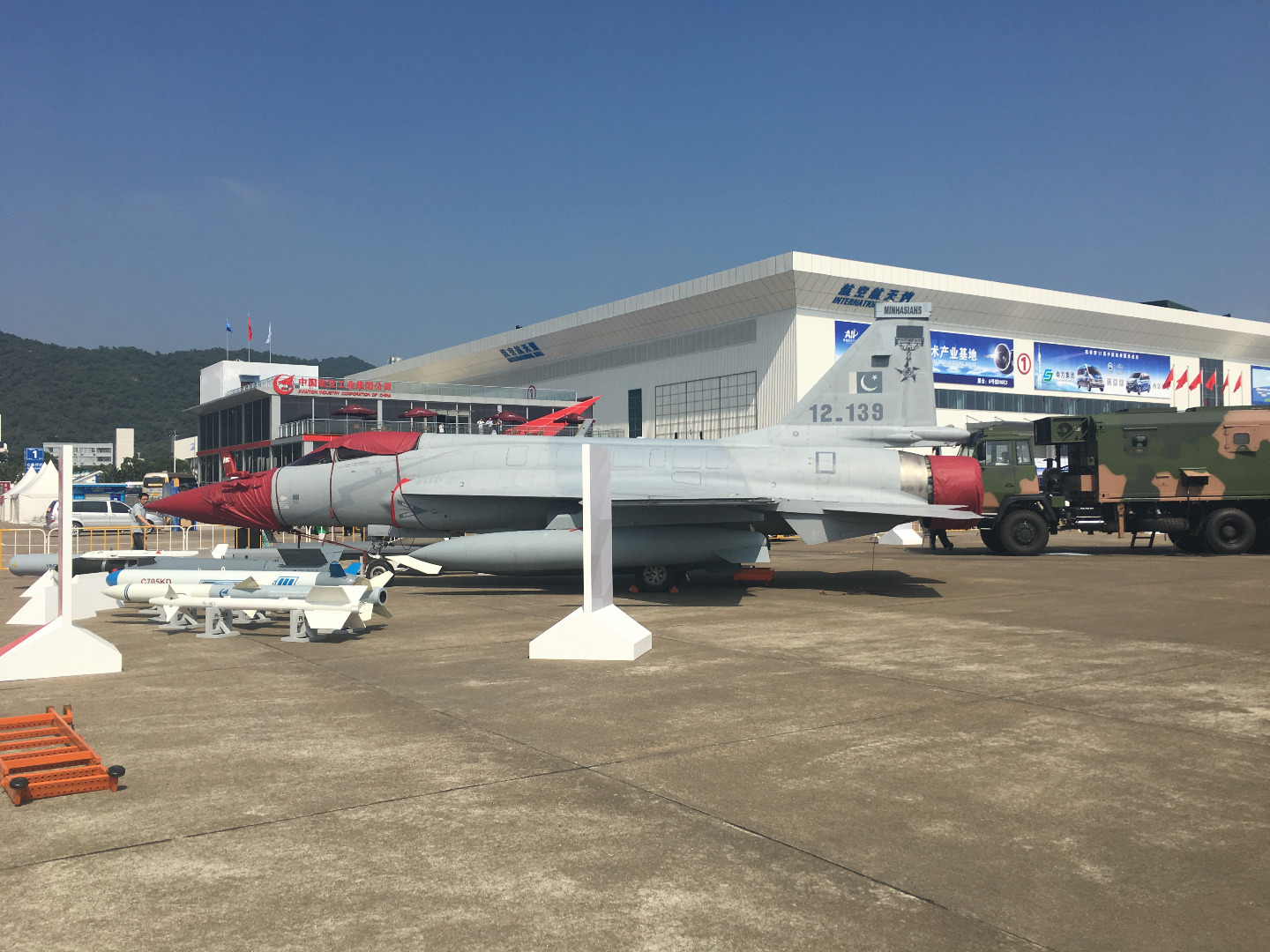 巴基斯坦枭龙战机在珠海航展亮相表演