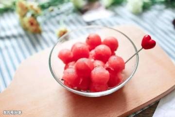 西瓜能和酸奶拌着吃吗 西瓜可以和酸奶榨汁吗