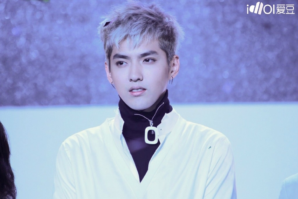 荣耀8重磅推出吴亦凡定制版礼包,除了定制版手机以外,还有亲笔签名和