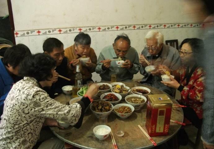 亲戚给6个月大宝宝喂炸鸡,还说要多吃肉!宝妈