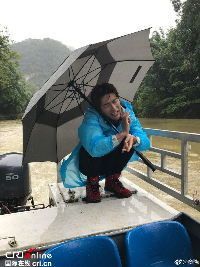 窦骁野外划船做表情包搞怪 网友:带楚乔划船回燕北?