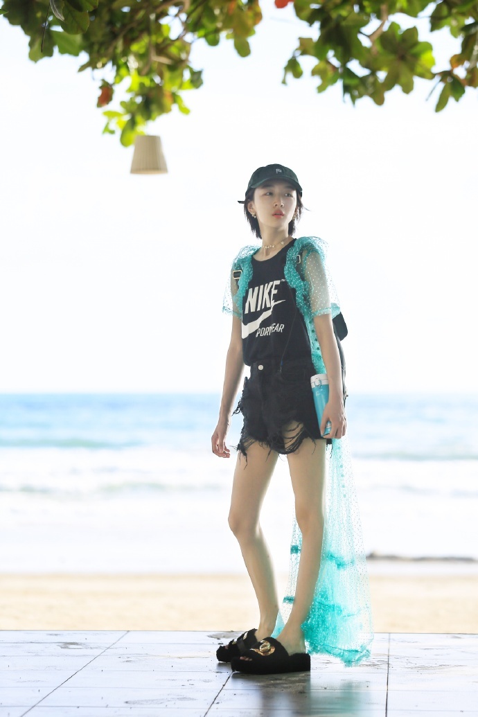 《中餐厅》赵薇和周冬雨不拼厨艺拼衣品!