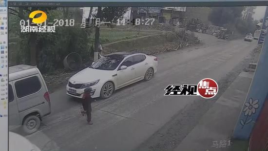 娄底5岁男童当街捡球不幸身亡 值得所有父母警