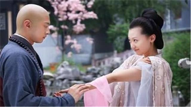 皇后与多名男子有染,皇上被气死,临终前:后宫皆