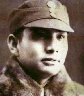 他是张灵甫唯一的儿子,父亲死于粟裕之手,他却