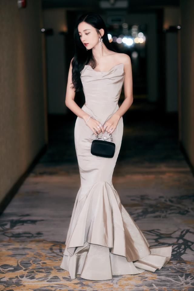 古力娜扎穿深V鱼尾裙现身,好身材藏不住,网友