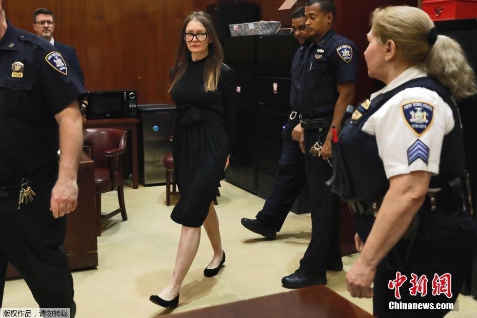 美国纽约,安娜·索罗金(anna sorokin)在曼哈顿最高法院出席庭审