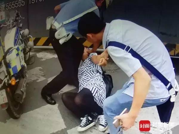 女子突然抱住警察大腿 接下来的事情 简直难以想象