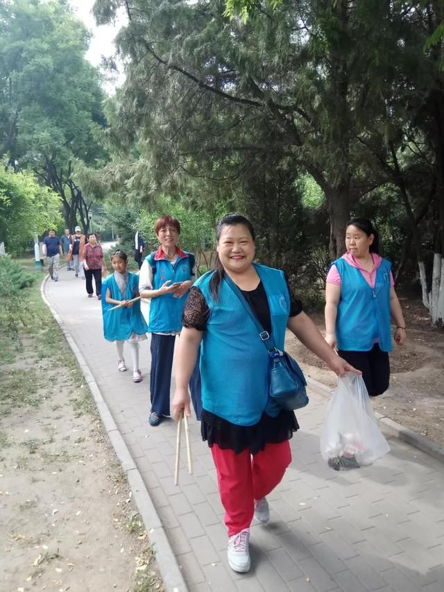 门头沟区社会组织联合会会员单位开展环保捡垃