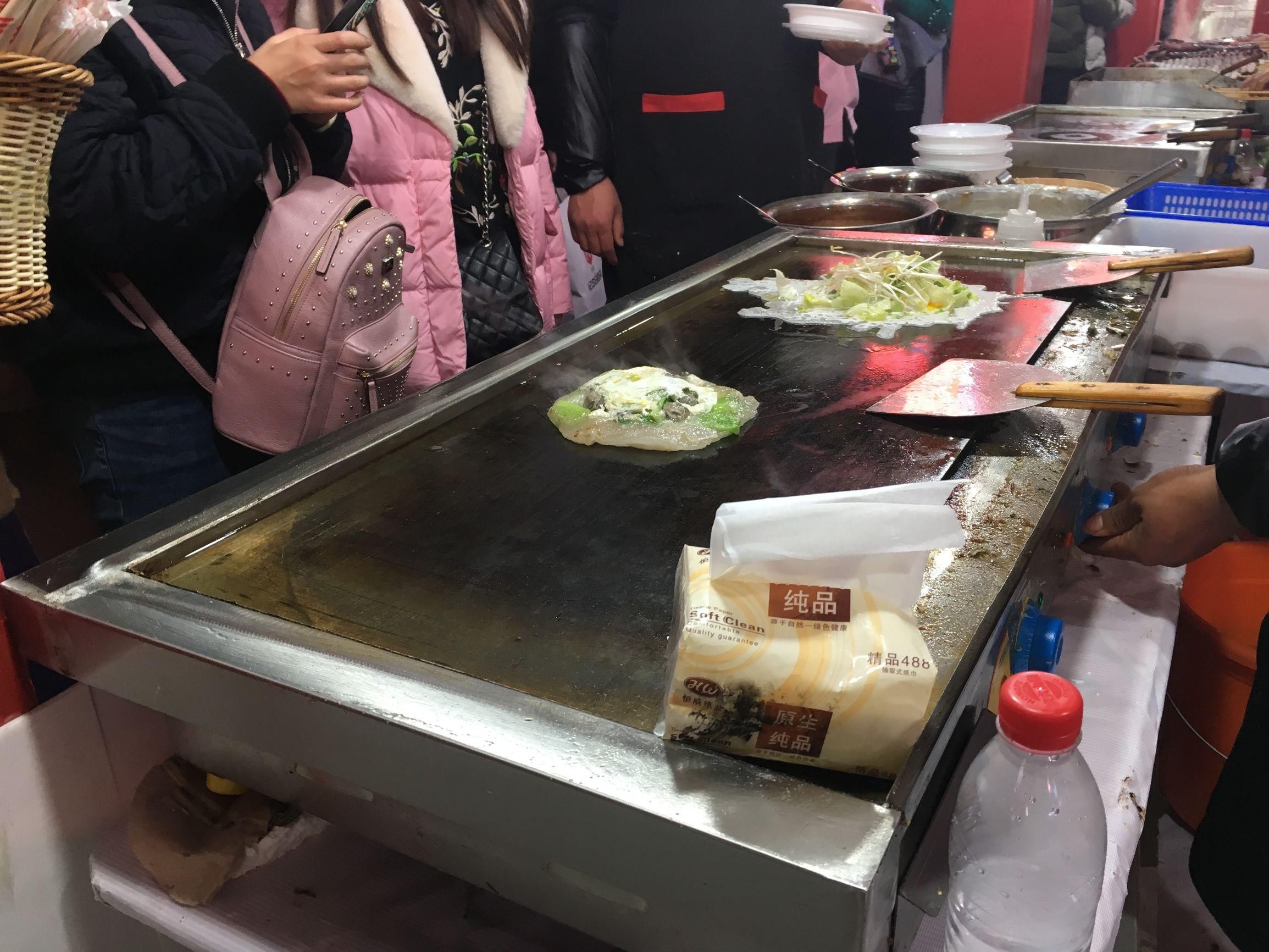 帅小伙街头摆摊卖"半透明煎饼,30元一个遭围观,一天赚1200元
