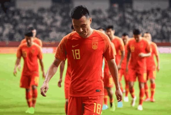 又一个王燊超!国足锋霸停球十米远,错失五次黄