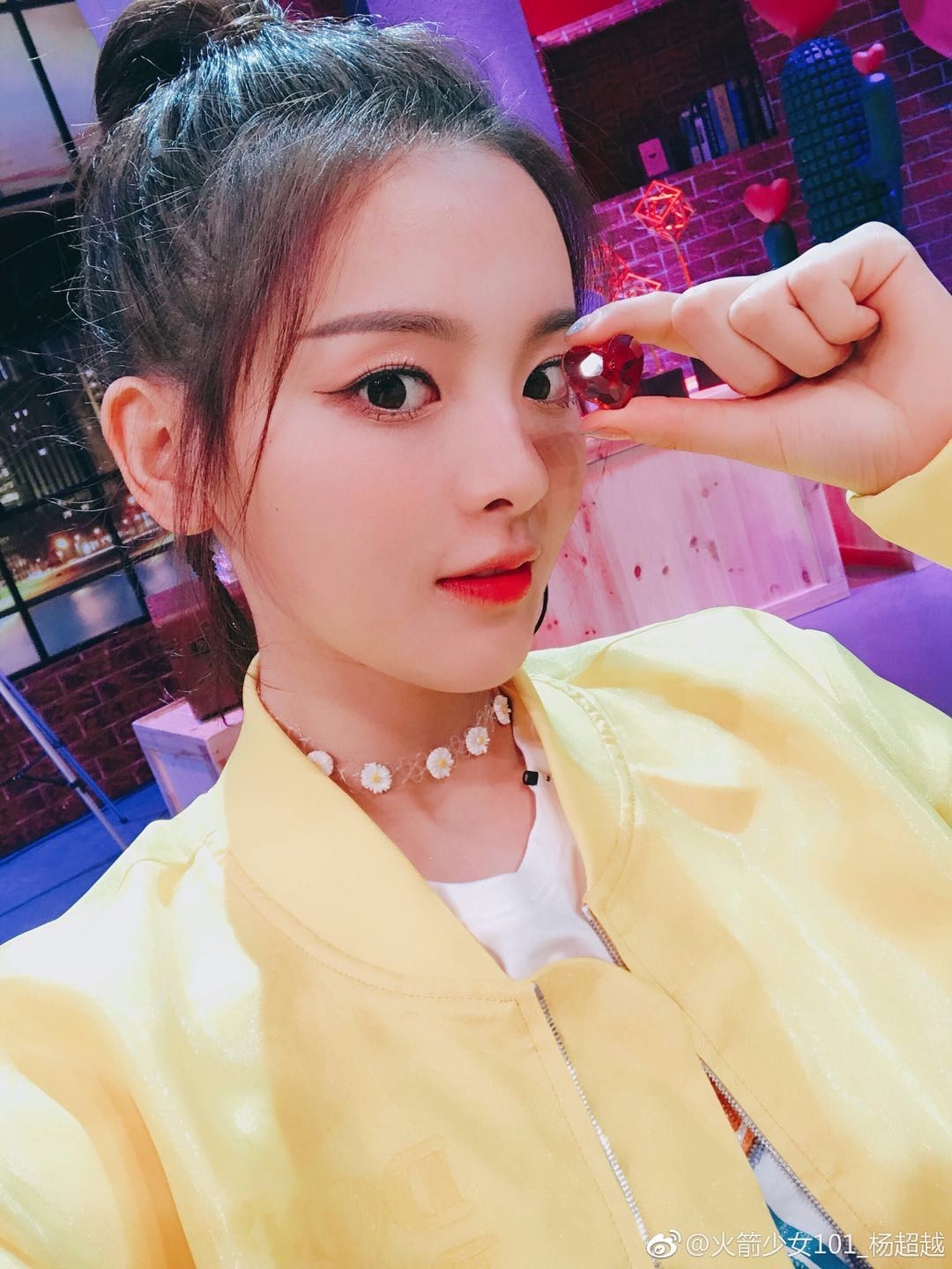 杨超越竟然撞脸侯明昊?来看看照片对比就知道了! 杨超越竟然撞脸侯明昊?来看看照片对比就知道了!