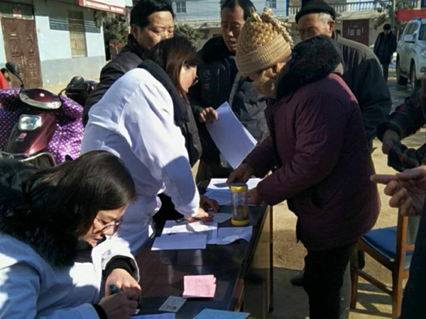 王集镇卫生院入各村为贫困户免费办理慢性病卡
