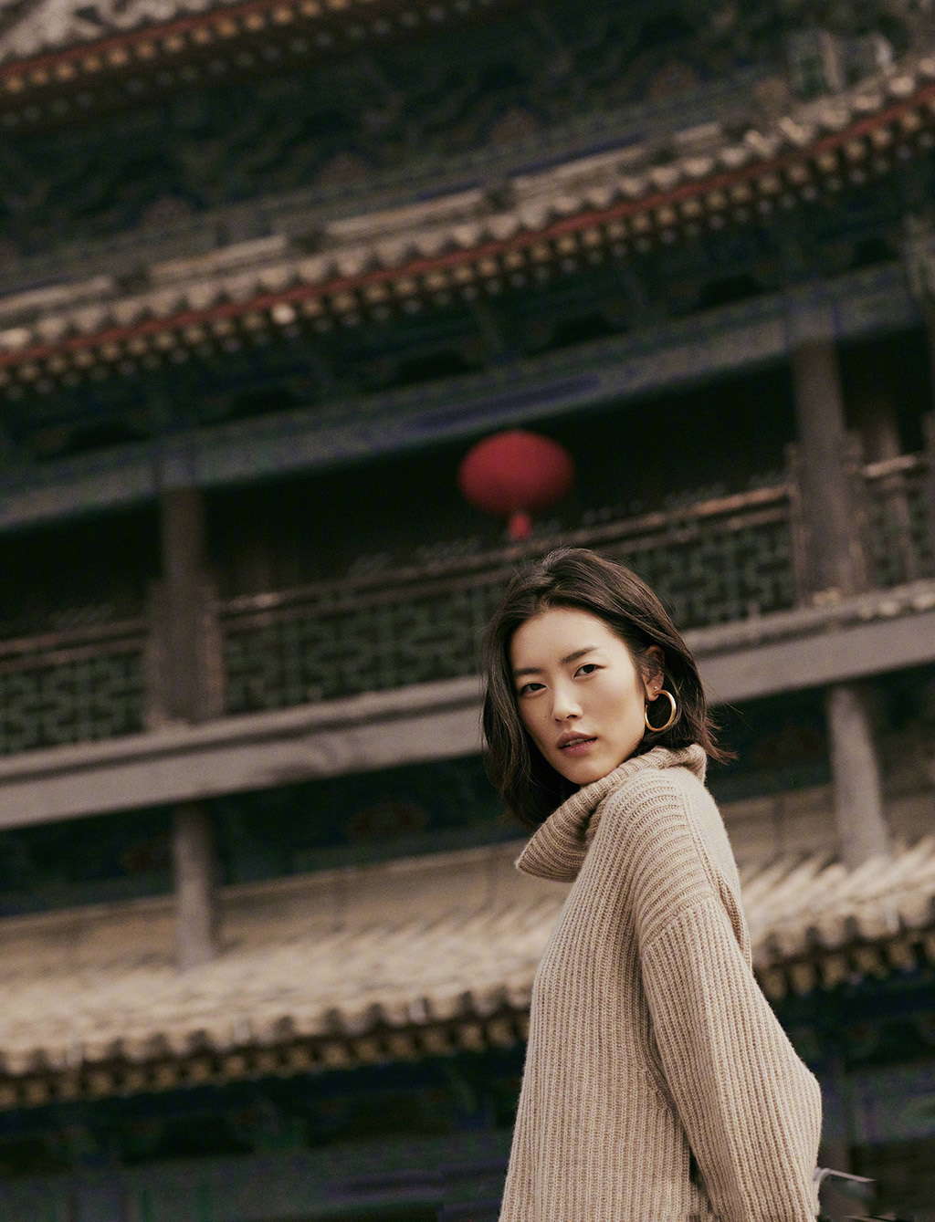 刘雯游西安古城,演绎大地色系的高级感,招牌笑容比毛衣更温暖!