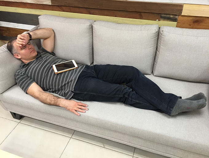 上班的时候睡着被老板逮住会比较惨,那老板上班睡觉呗员工逮住呢?