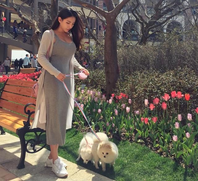 紧身包臀裙,户外自拍穿出你要的美蛇腰