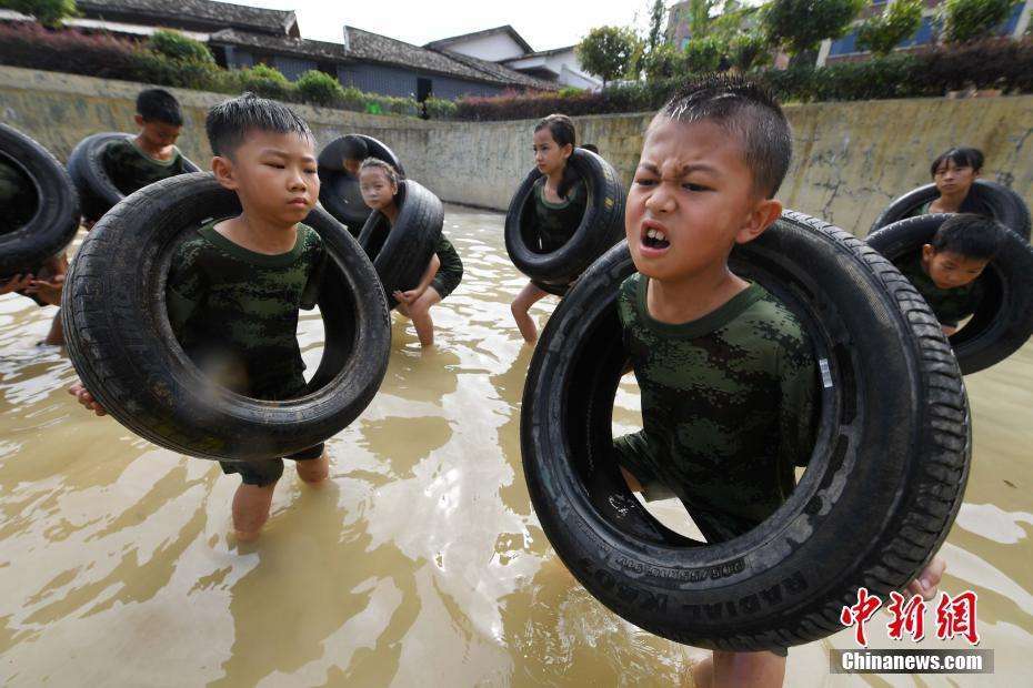小小特种兵 中小学生体验"魔鬼式训练"
