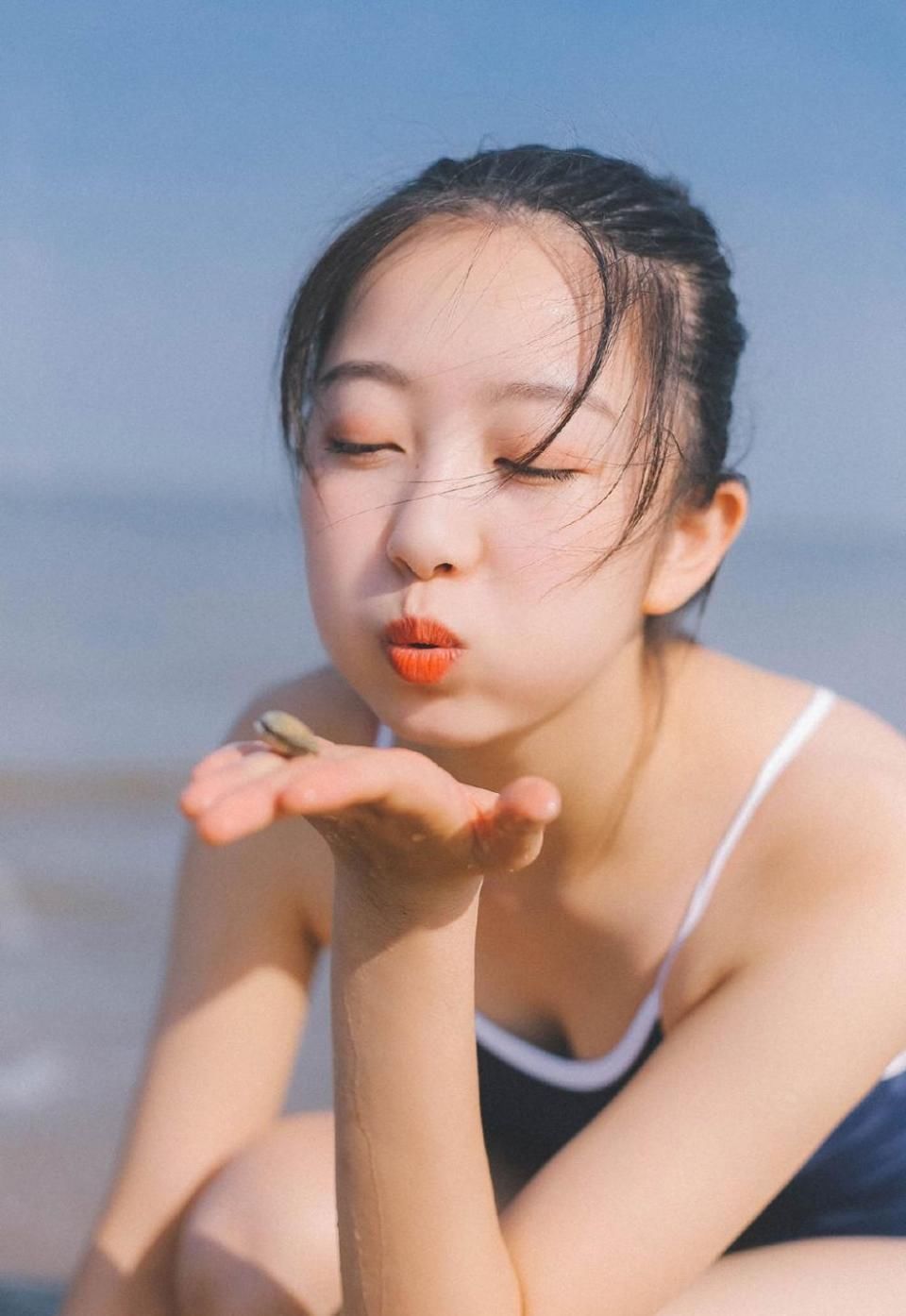 纯情小美女沙滩上拍朦胧港风写真,长相好似初