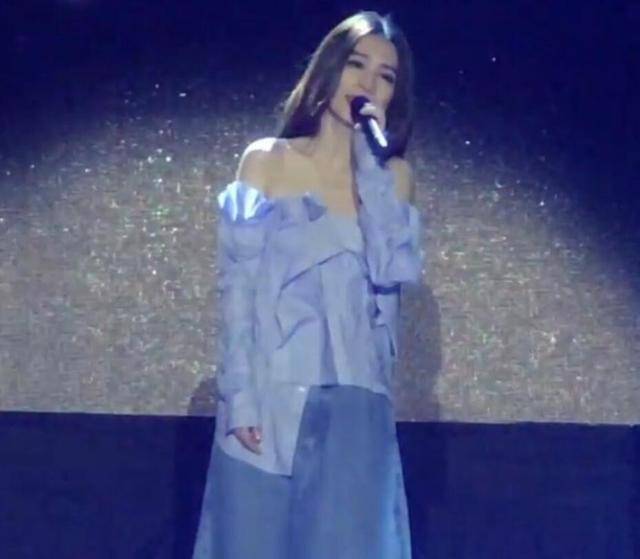 田馥甄露香肩美背为员工献唱,网友:担心她衣服往下掉! 田馥甄露香肩美背为员工献唱,网友:担心她衣服往下掉!