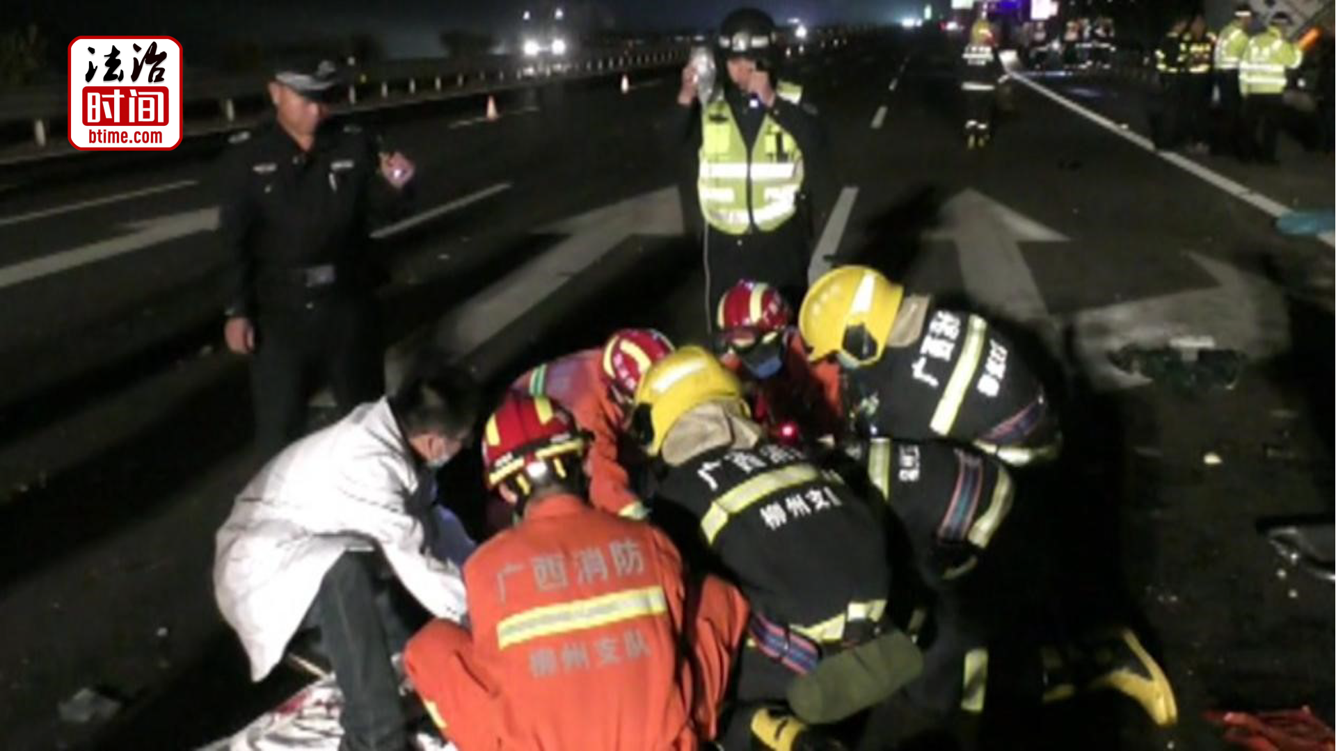 危险!夜晚大巴高速边违停拉客遭追尾 致1死35伤 危险!夜晚大巴高速边违停拉客遭追尾 致1死35伤