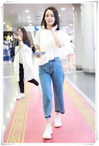 李沁穿白色荷叶边上衣搭配阔腿牛仔裤,网友:脚
