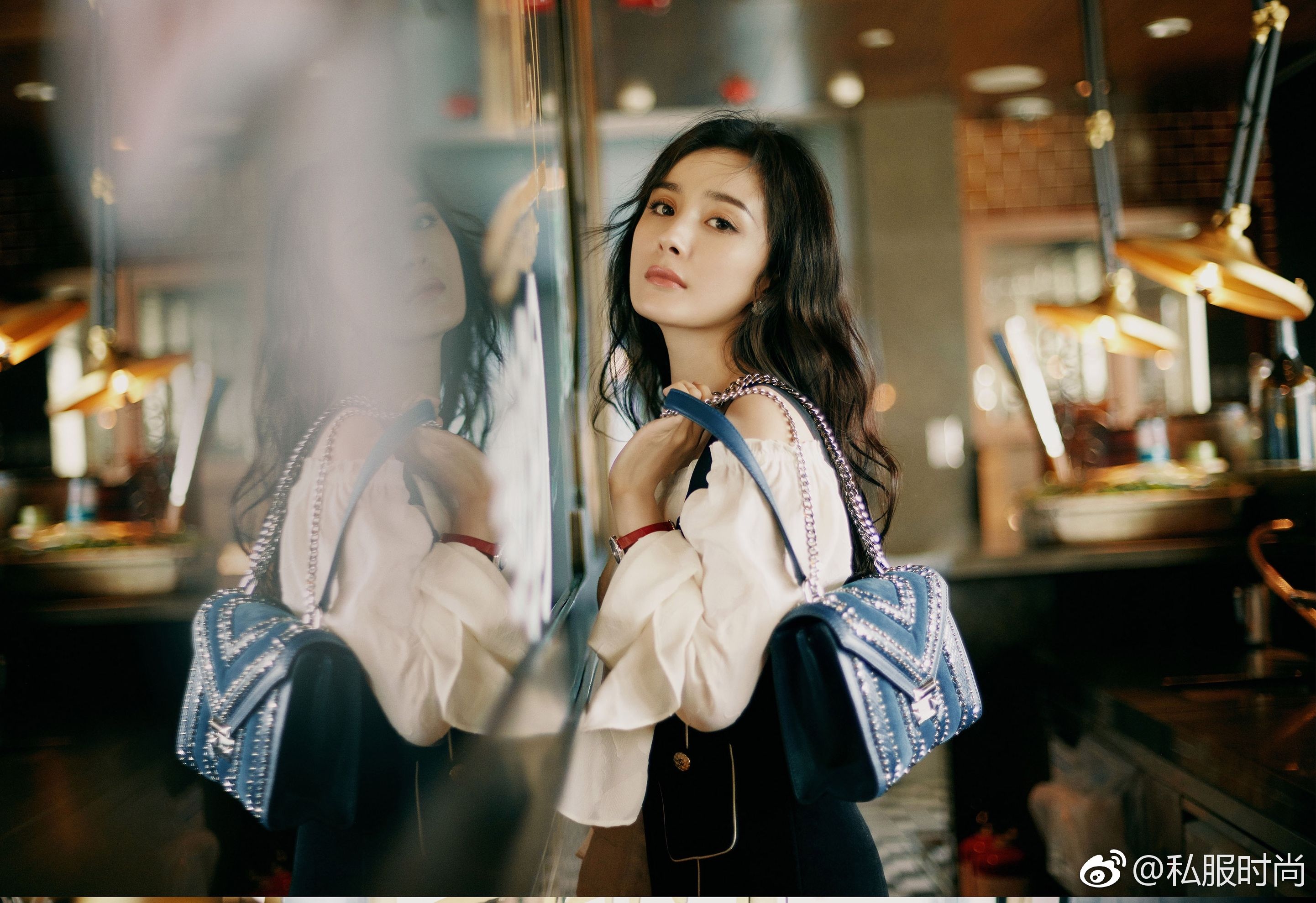 杨幂最新时尚写真,牛仔短裤和一字带高跟鞋是