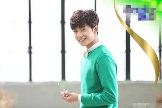 明星洗发水广告 朱一龙略老气 迪丽热巴飘逸 但