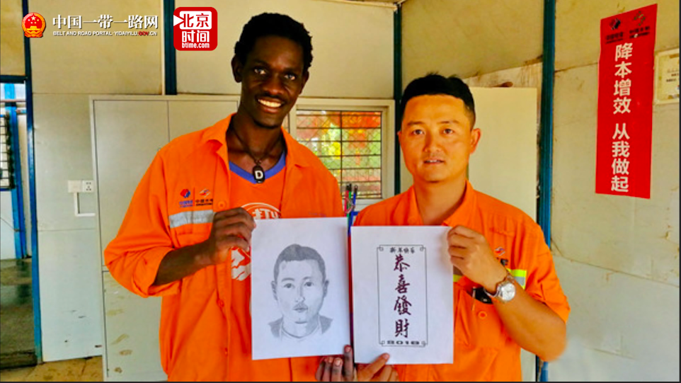 非洲“神笔马良”!乌干达小伙儿画龙写中文为中国同事庆祝新年 非洲“神笔马良”!乌干达小伙儿画龙写中文为中国同事庆祝新年