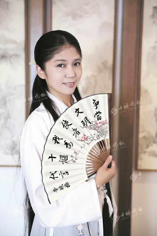 李晓梅系十堰市首批茶艺技能大师,湖北省武当道茶文化研究会秘书长