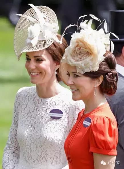 英国王妃凯特和丹麦王妃玛丽同框 长相气质出