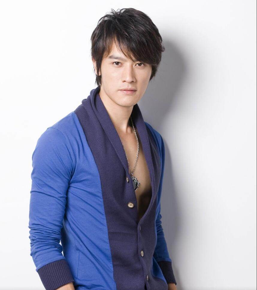 他曾在酒店裸奔,亲眼目睹女友被撞身亡,如今38岁一直单身无人问津