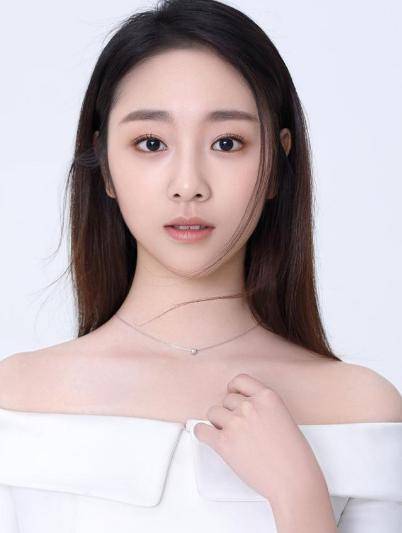 杨幂新签的女艺人李婷婷这颜值能火吗?