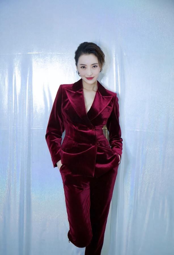 她是《谈判官》中的霸道女总裁,演技不输毛林