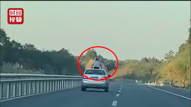 惨!13岁男孩坐轿车天窗兜风撞上限高杆死亡 后车目击死亡全程 惨!13岁男孩坐轿车天窗兜风撞上限高杆死亡 后车目击死亡全程