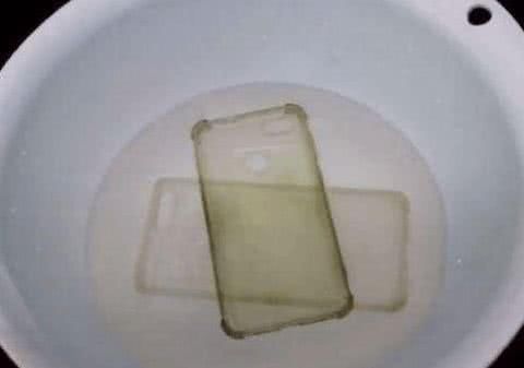 手机壳用久发黄?先别扔它,简单的一招,旧壳也