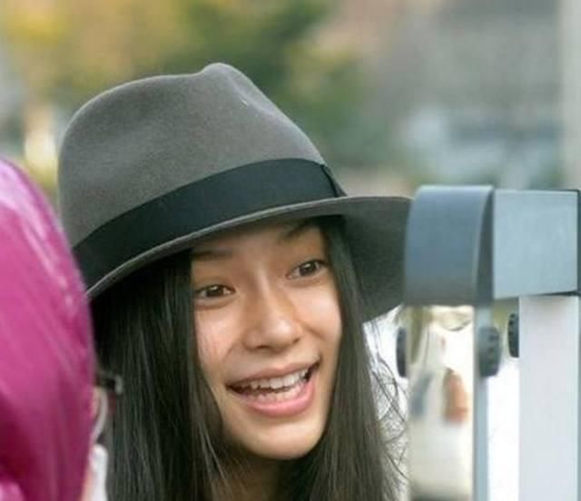 看明星机场素颜照片,原来街拍都是骗人的,太丑