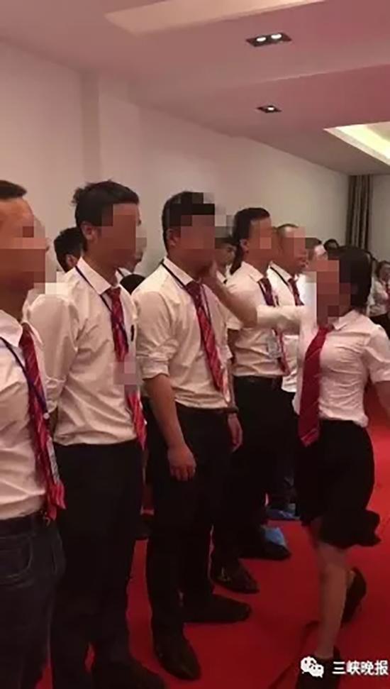 老总吻员工_女员工陪老总睡觉图片(2)