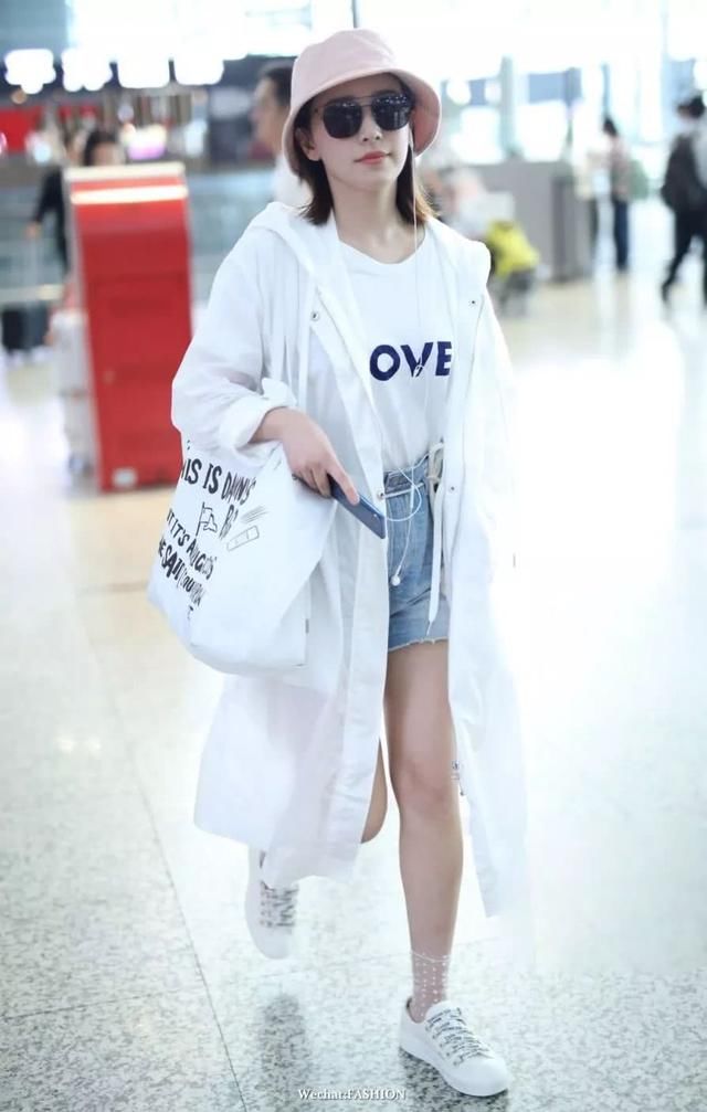 吴昕用简单的条纹T恤,搭白色高腰牛仔短裤,小